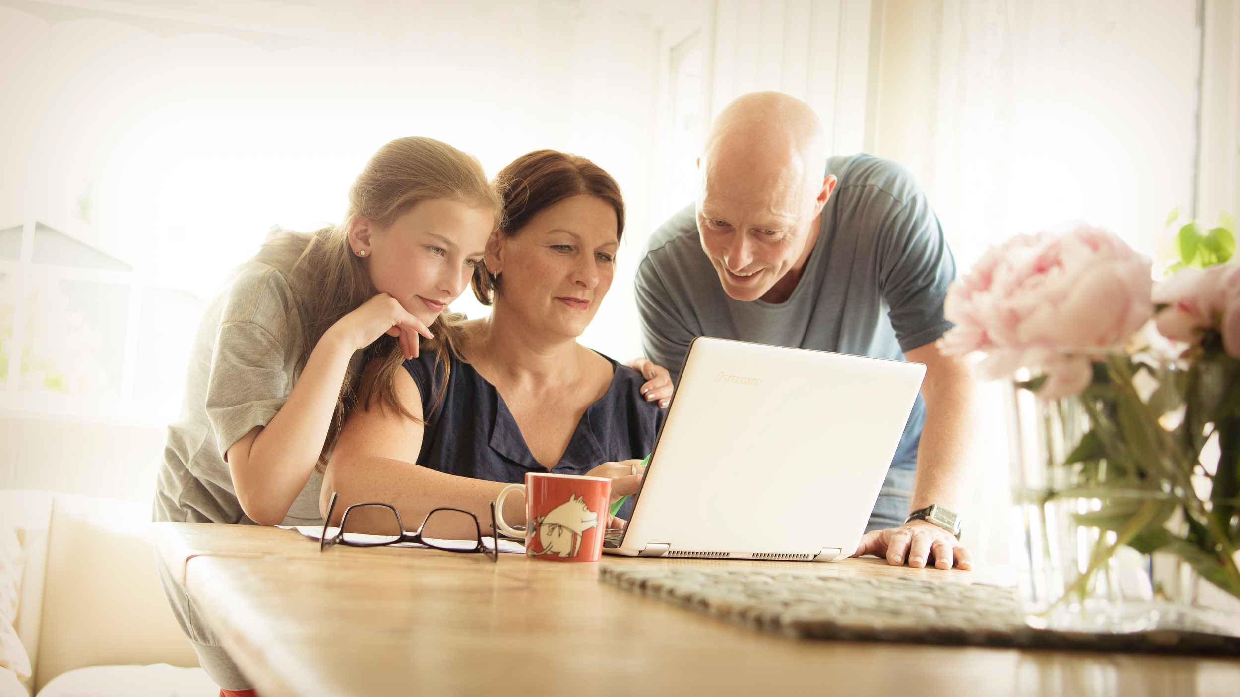 Mor, far og barn foran pc