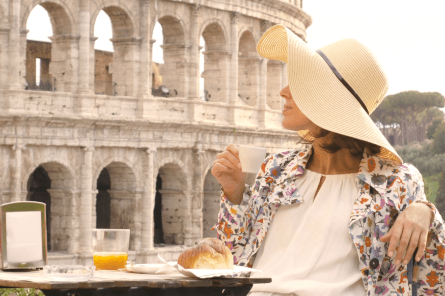 Dame nyter kaffe i Roma.